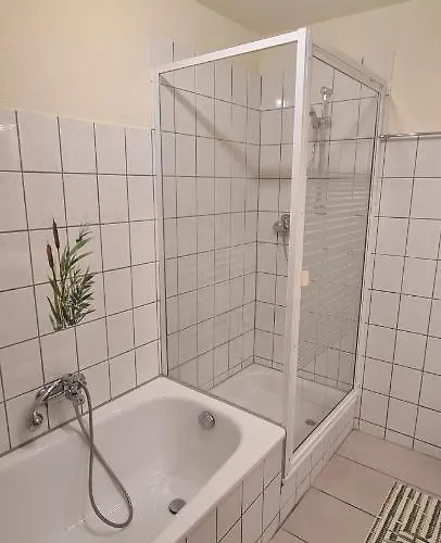 Aaron Inkl Bettwaesche Handtuecher Endreinigung 度假居 *